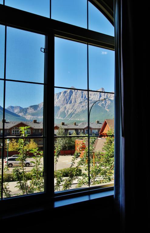 Mystic Springs Chalets & Hot Pools Canmore Bagian luar foto