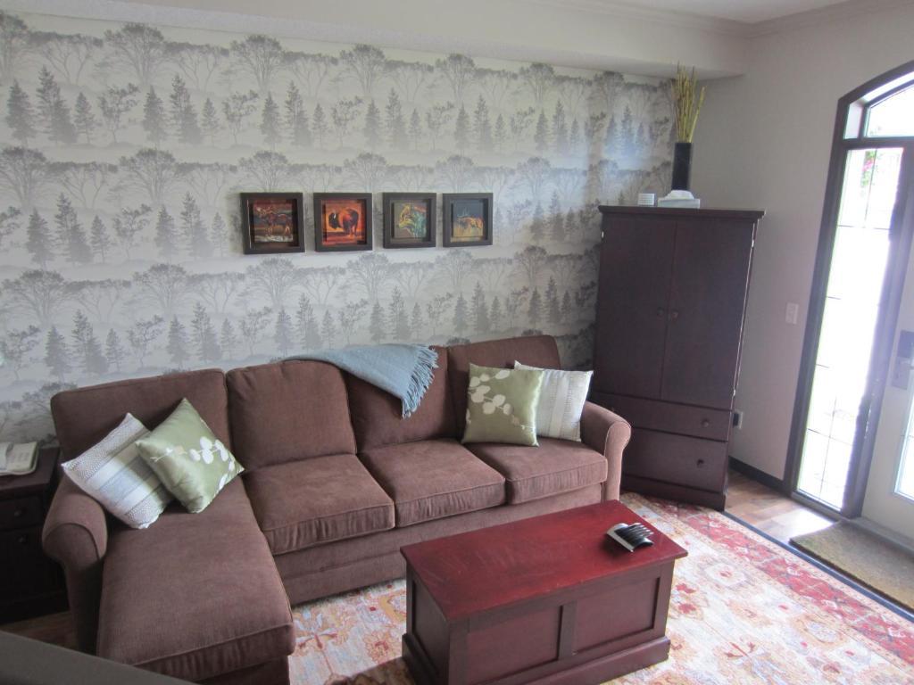 Mystic Springs Chalets & Hot Pools Canmore Bagian luar foto