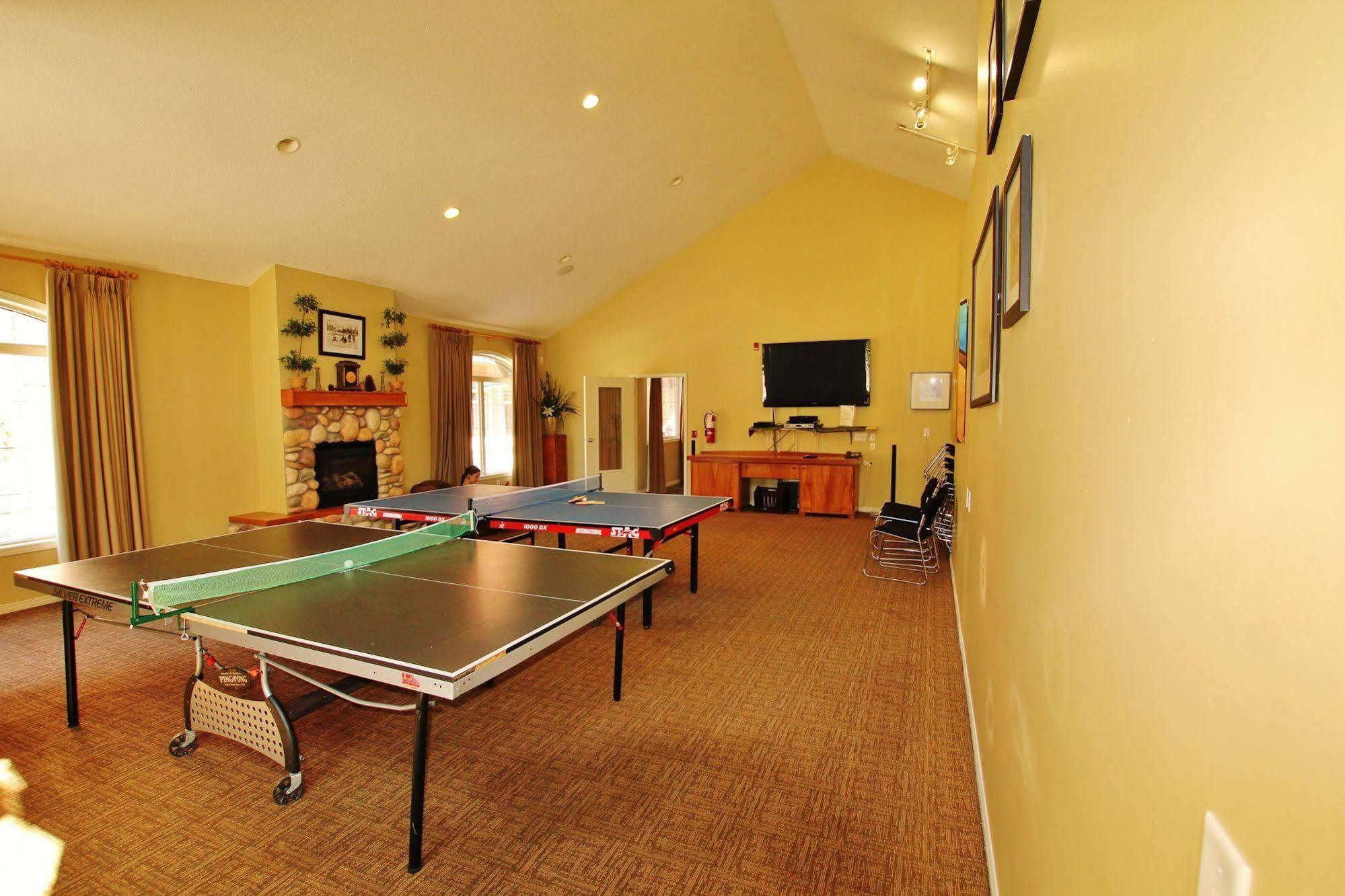 Mystic Springs Chalets & Hot Pools Canmore Bagian luar foto
