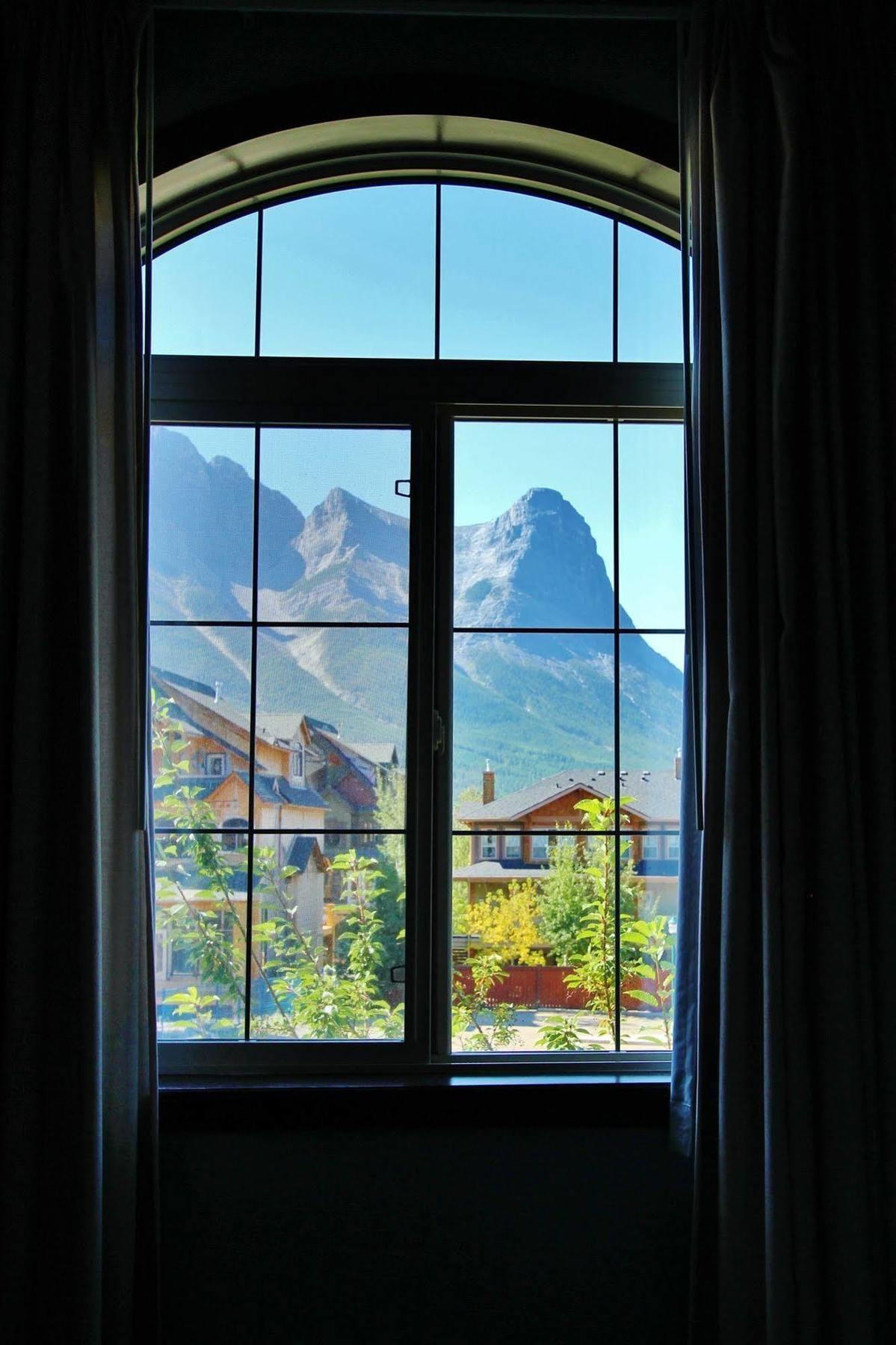 Mystic Springs Chalets & Hot Pools Canmore Bagian luar foto