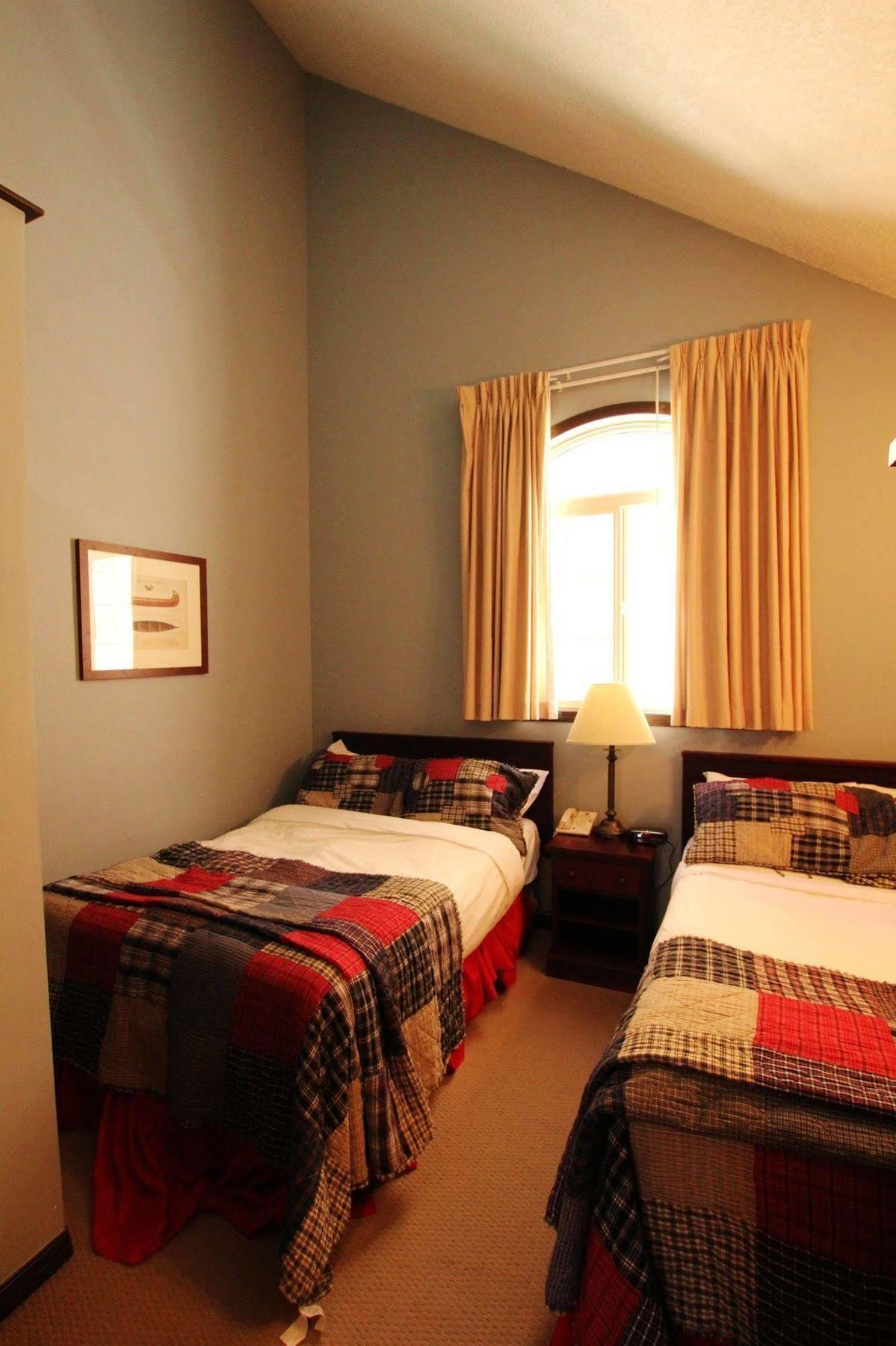 Mystic Springs Chalets & Hot Pools Canmore Bagian luar foto
