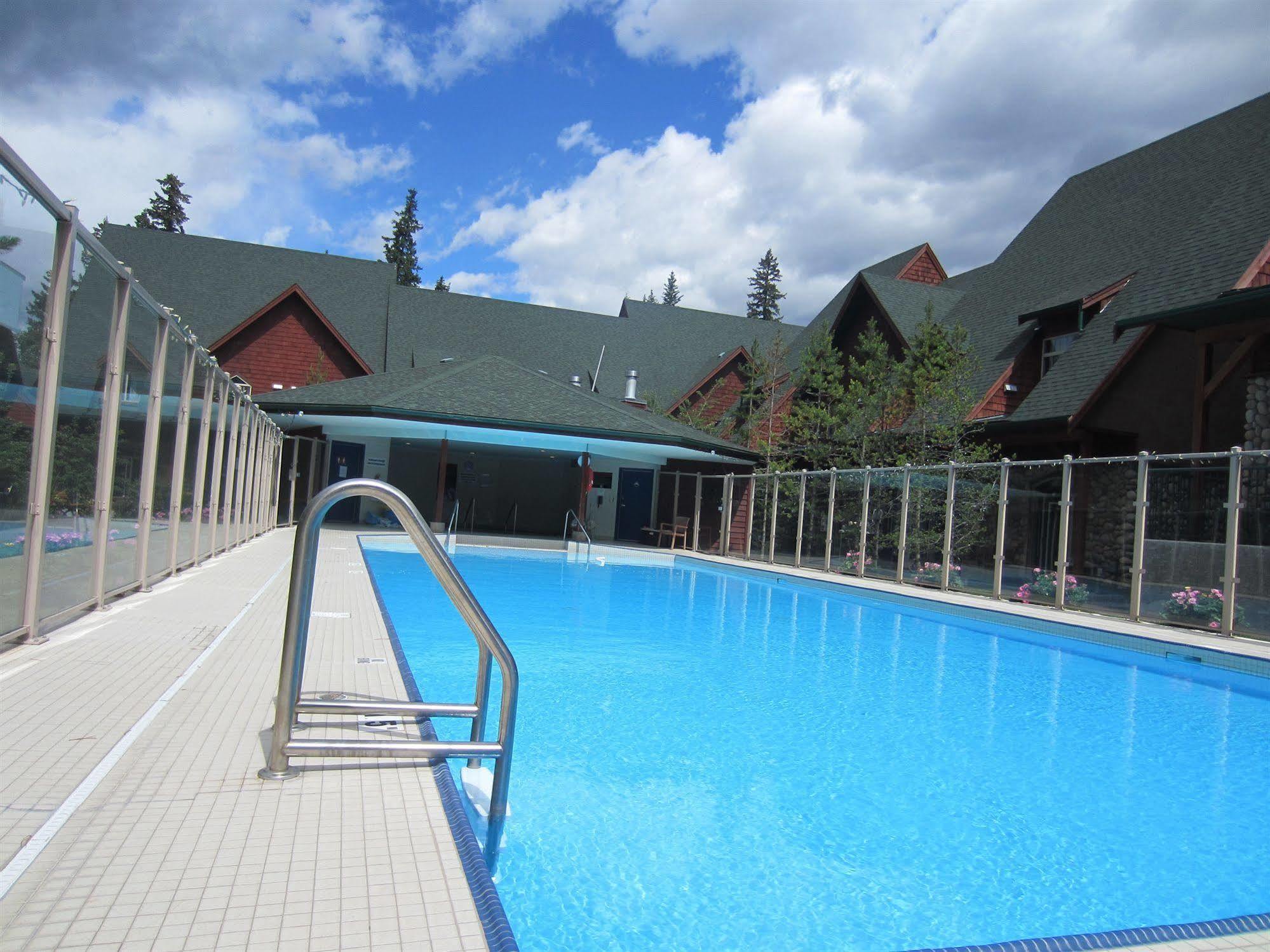 Mystic Springs Chalets & Hot Pools Canmore Bagian luar foto