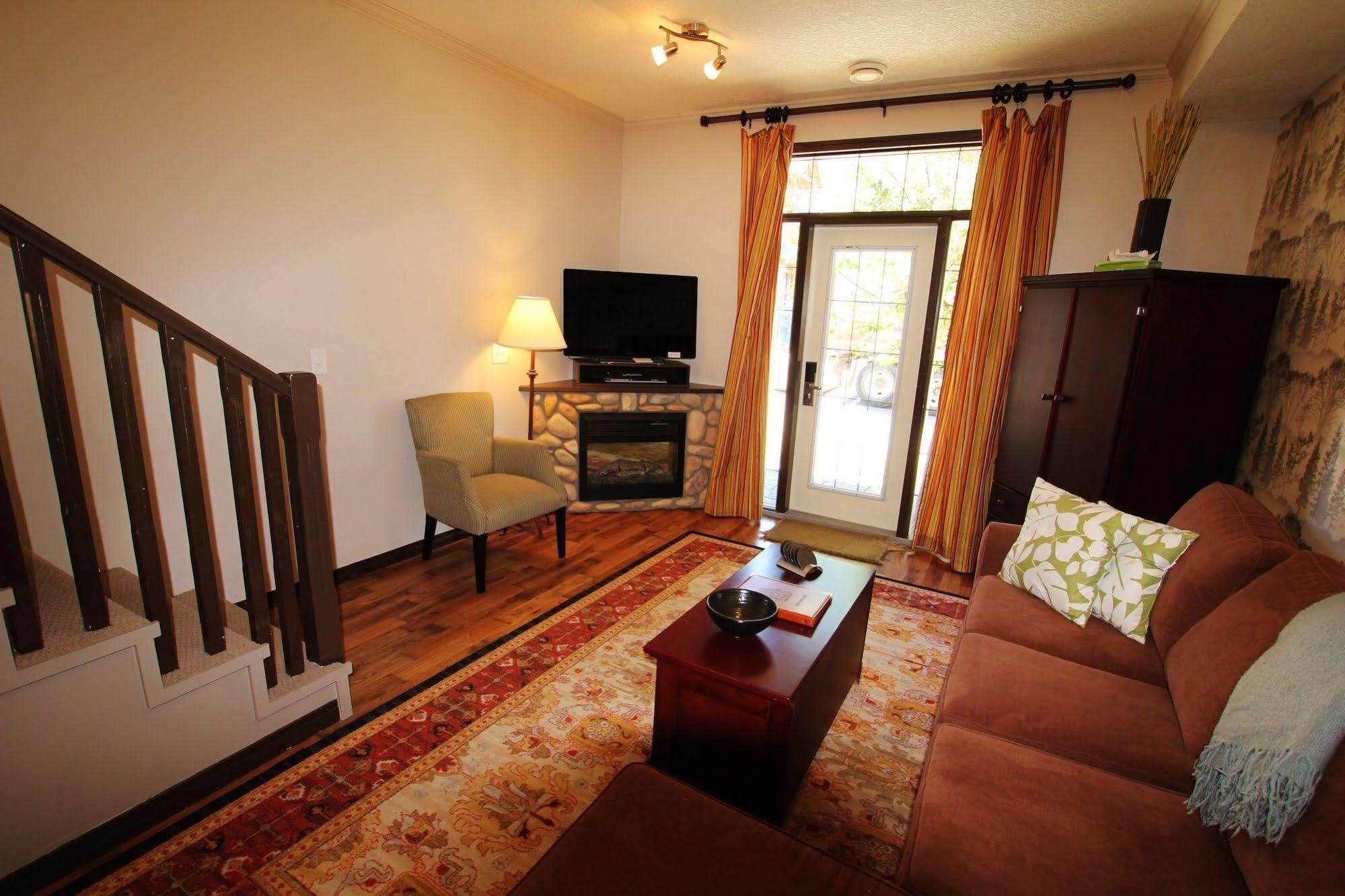 Mystic Springs Chalets & Hot Pools Canmore Bagian luar foto
